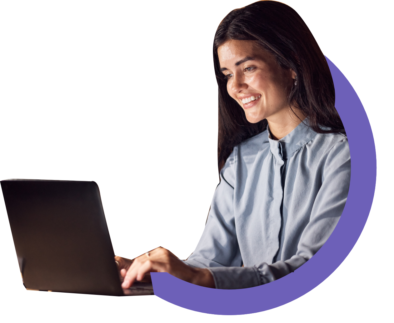 Laptop ile çalışan, mor grafik öğe ile çerçevelenmiş profesyonel temsilci
